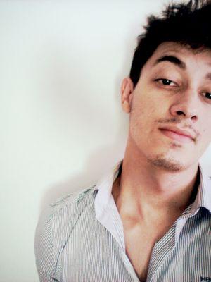 Brasileiro.. love music.. guitar love.. nao tenha pressa, mas nao perca tempo..
