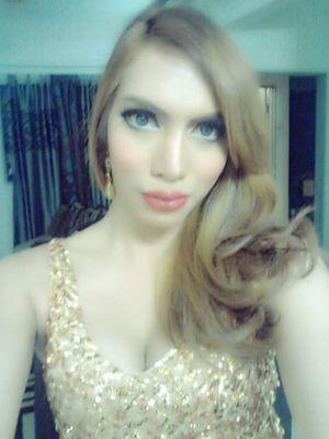 hi friends I'm jojiekamaruddin I'm working as a fashion designer n i love to be a model too do follow my twitter if u (like me)