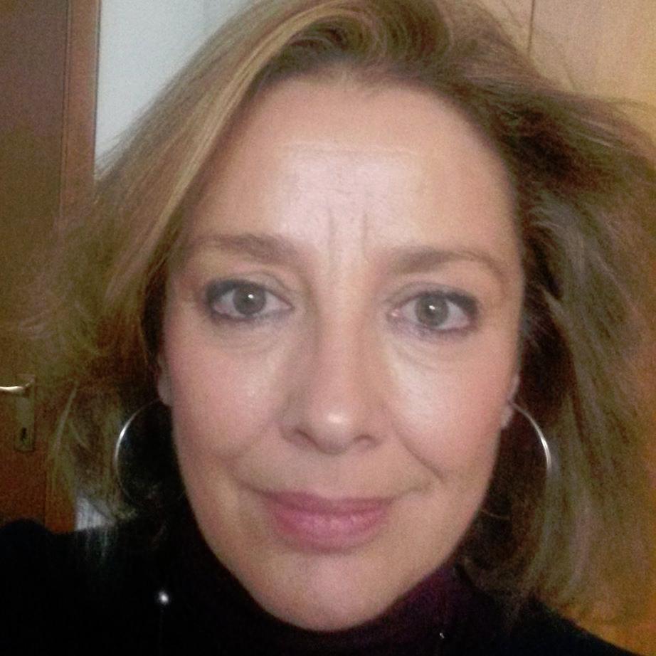 Romana,  sposata, una figlia, Responsabile di Rete del canale televisivio Alice ( 416 Sky)