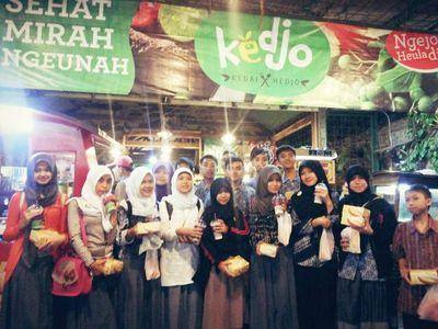 @kedaihedjokedjo cozzy place banyak pilihan makanan dan minuma @icepasco, @vanamamartabak, @bebekmamprang. dan msh byk lagi .,come and enjoy my food.