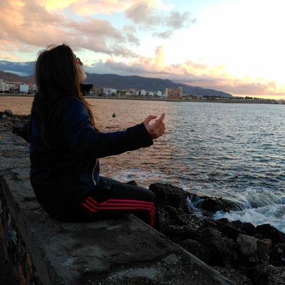 Escribo porque vivo, siento y soy consciente que sumergirse entre las letras duele menos que el presente.