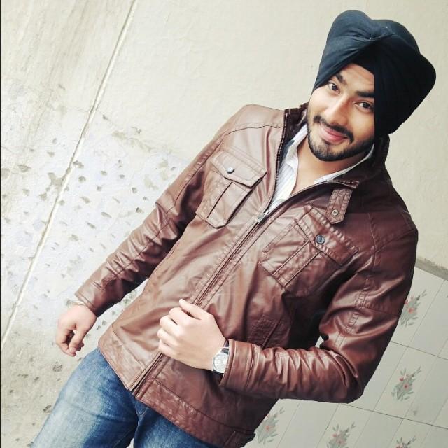 ਨਾ ਡਰਦੇ ਪਿਸਤੋਲਾ ਤੋ ਨਾ ਨੰਗੀਆ ਤਲਵਾਰਾ ਤੋ ਜਦ ਨਾ ਵਾਹਿਗੁਰੂ ਦਾ ਲੈਕੇ ਤੁਰ ਪੈਦੇ ਫਿਰ ਮੌਤ ਵੀ ਡਰਦੀ ਸਰਦਾਰਾ ਤ
                                           / #$£KH¤N#/