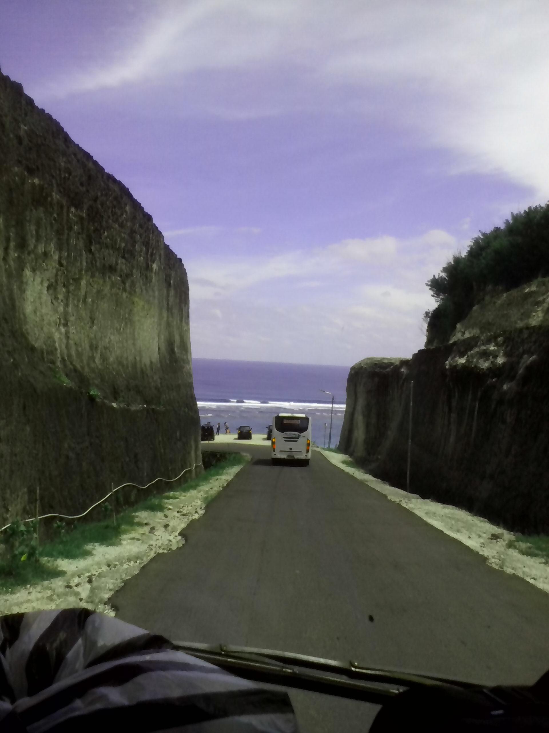 aku suka bercanda, maen, jalan2, dan melamun..