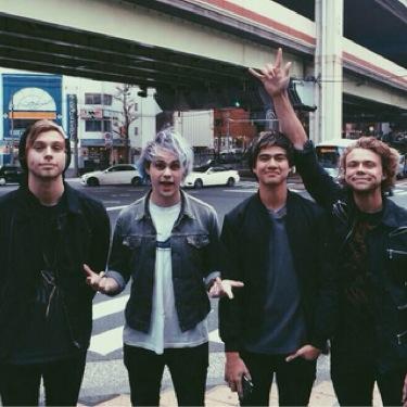 Follow this account and my personal (@SeaBLuEE_) and tweet proof if you want a dm solo with 5sos :) Thanks!