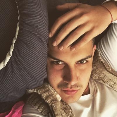 Todo lo que me propongo lo consigo;) no me importa el que diran de mi yo se muy bien quien soy y con eso me basta. Amo ami Famili y amigos♥♥SIEMPRE