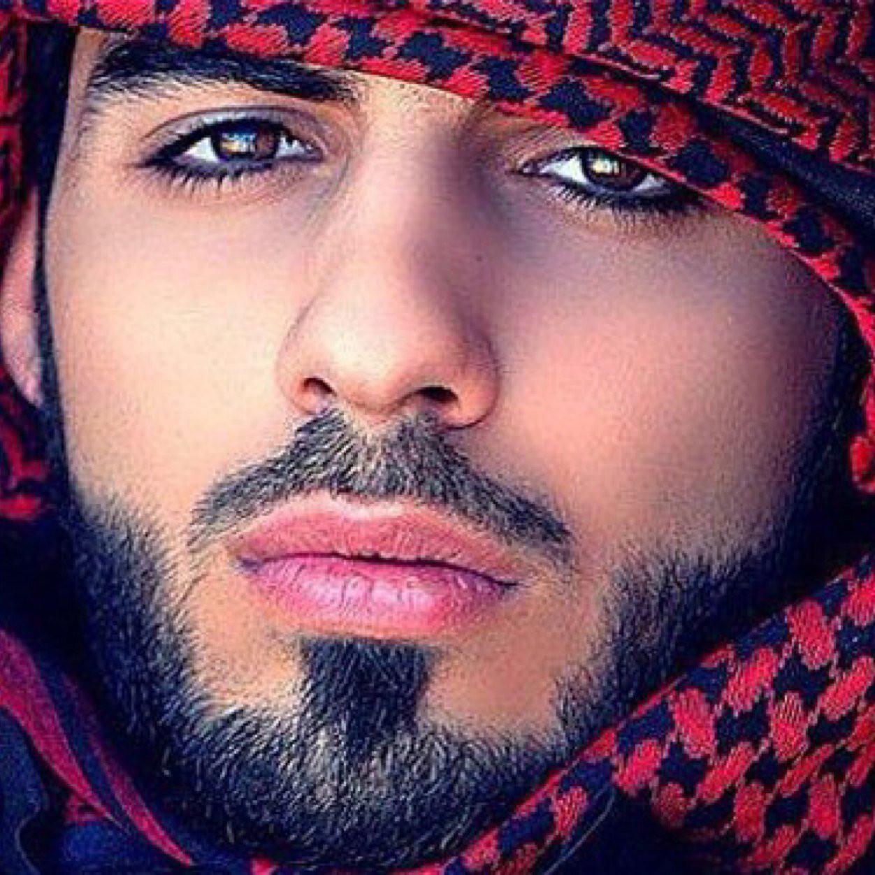 هنا فقط اكتب لا اقتبس ف اتلذذ بكتاباتي كثيراً