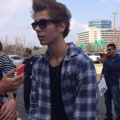 follow @tcnightaluke please :)