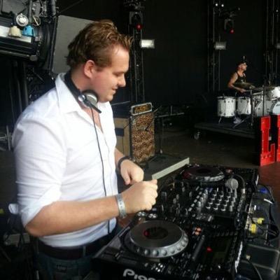 Allround Dj / Entertainer / Student / Voor boekingen en info check: http://t.co/1fuSLkbEHV