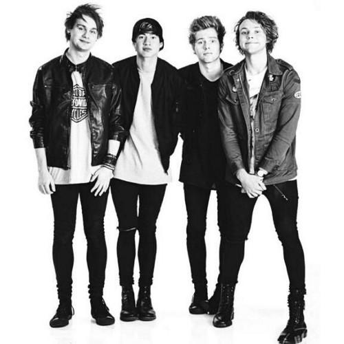 HI BABES! DON'T FOLLOW. RT THE FIRST TWEET PLEASE!! THANK U ❤  #Vote5sos #KCA