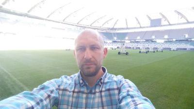 Let's grow grass, not replace it
#Lechfan #Groundsman-opiekun boisk, własna działalność, ekonomista,  próbuje zreformować stan naturalnych boisk i budżetów
