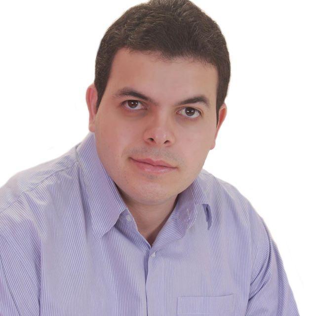 Casado com Priscila Carvalho e pai de João Vittor e Esther Carvalho
