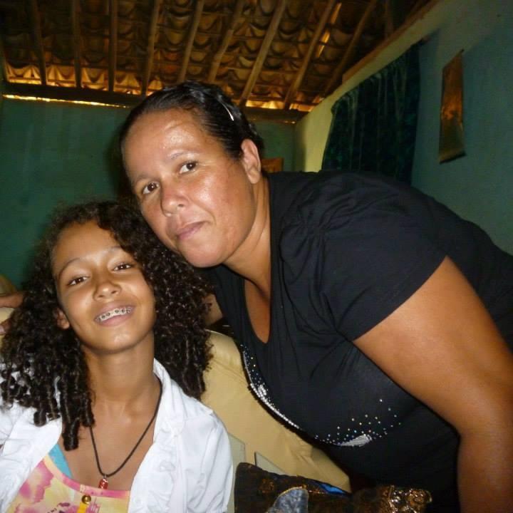 Olá sou a Cleide tenho 42 anos, sou casada e mãe de 3 filhos lindos, Curso a Faculdade de Serviço Social, sou evangélica e amo o Senhor.