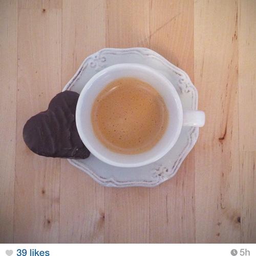 Klmat_La's profile picture. هناك أشياء وُجُبت إن تبقى حبيسه قلوبنا