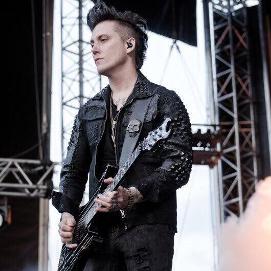 Avenged Sevenfold, foREVer. Me gustan muchos grupos chachis pero no los pondré aquí. También me gusta dibujar.