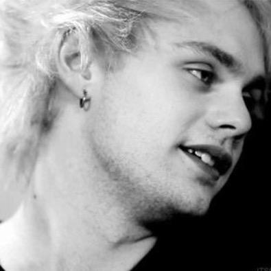 This account is for specifically Michael Clifford girls. I post pictures that will probably make you swoon. Starting to write imagines.