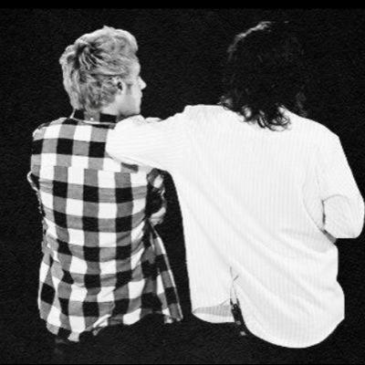 so pq eu acho q um dia vou p londres esbarrar no Niall q vai se apaixonar por mim vamos nos casar ter 2 filhos e 1 cachorro eu sou iludida? haha Elounor❤️