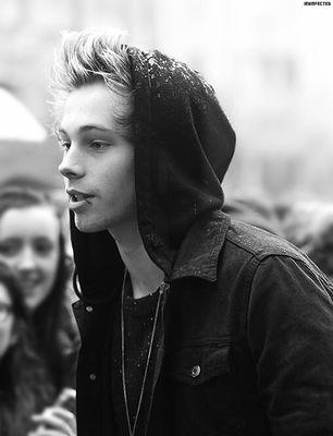 RanaPenguin's profile picture. Hellooo!! It's me, the stupid&ugly 5SOSLoverr..
Soo...I do everything..I sing And Stuff Like That..
Luke Hemmings Is the Reason for me To  Live ..  Follow4Fol