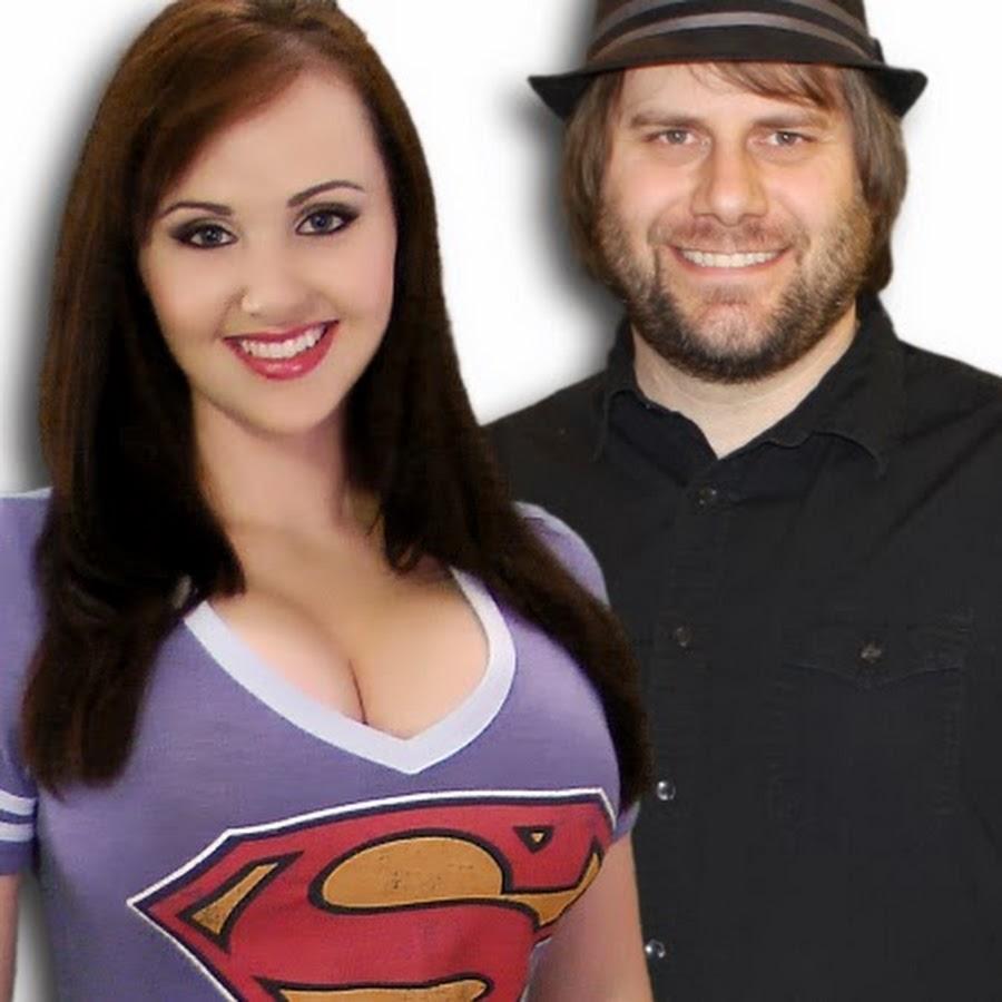 Somos una pareja obsesionada con todas las cosas geeky! Y hacemos videos en Youtube!