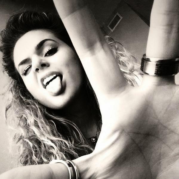 Mi idola es →→→→@Isacastillo7 ella me enseño que #SoñarNoCuestaNada la amo,apoyo y defiendo con toda mi alma es mi todo♥ Isabelatica