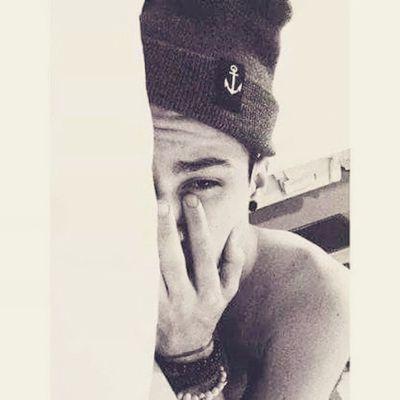 Sou teimoso,  ciumento,  confuso,  estressado e grosso.  E ainda assim,  consigo ser a pessoa mais sensível do mundo!         Snap lucascoutrin946
