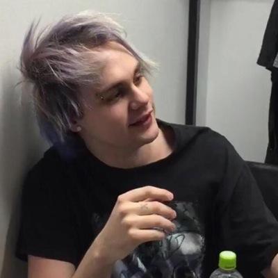 follow @darkcirclesluke , and tweet me for a dm to luke !!