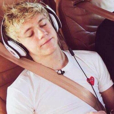 1D love!! Niall is my life ❤︎                         Liam is really sexy❤︎Harry is so cute❤︎Zayn's voice is god❤︎love Louis's hasky voice❤︎ They're awesome!!
