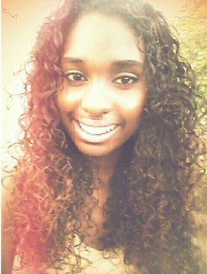 Um sorriso é a melhor maquiagem que uma mulher poderia usar!
