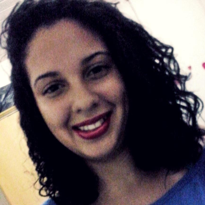 Se ela sofre, faz poesia, pra que decote, se ela tem simpatia, nem é nobre e rei chama de filha, ela vence por teimosia. ♪ ᶫᵒᵛᵉᵧₒᵤ