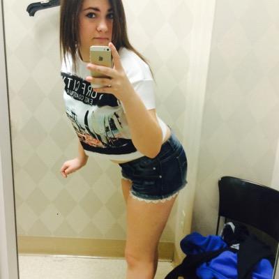 i like bad bitches and pizza hmu, i wont bite