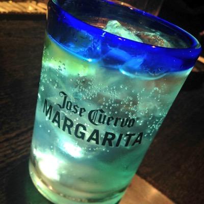 LOMEO場AR。 1drink ALL¥550 T.C ¥550 コンセプトは【人】 人と繋がりたい方にオススメします。 平日は静かに酒を嗜み、週末は賑やかにがモットーです。
