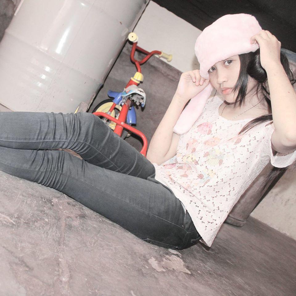 Sekar ayu :* {} Biarlah dia sadar dengan sendirinya, siapa yg selama ini tulus, setia, dan apa adanya mecintai dengan segala kekurangan dan kelebihannya :')