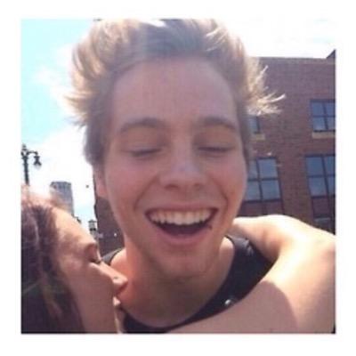 free follow from @IMG_5sos :) ask for a follow back if you want