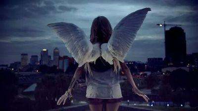 Stay strong, you are not lost, come on and fix your eyes ahead, there's a new dawn to light our day, our day.  Got one life, let's just live it  ! Deus ♥