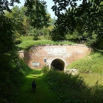 Set in the North Wessex Downs in Wiltshire on the Great West Way.   A beautiful landscape with the Kennet & Avon Canal & white horses on the hillsides.