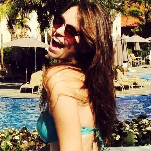 Brasileira, 21 anos.