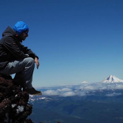 Profesor, investigador, trail runner, ex-aprendiz de trapecista, acroyogui amateur, amo de casa y, si los días tuviesen más horas, seguro que muchas cosas más.