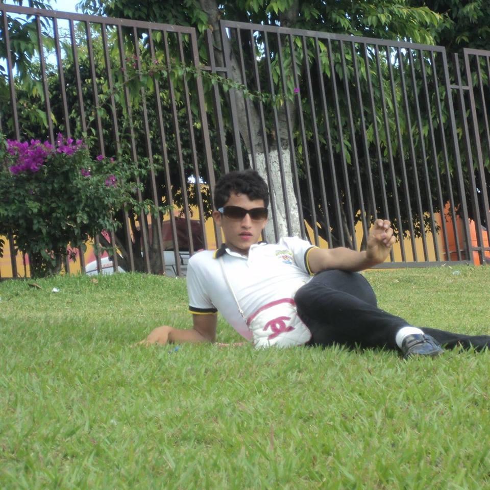 Estudia turismo en el instituto nacional de usulutan desde el 2014 y el sera la segunda promocion de dicha carera