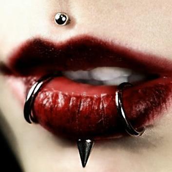Salg av Piercinger og smykker. Få med siste nytt av navle piercing, nese piercing og osv. Bestill å motta i posten. Trykk på følg :)