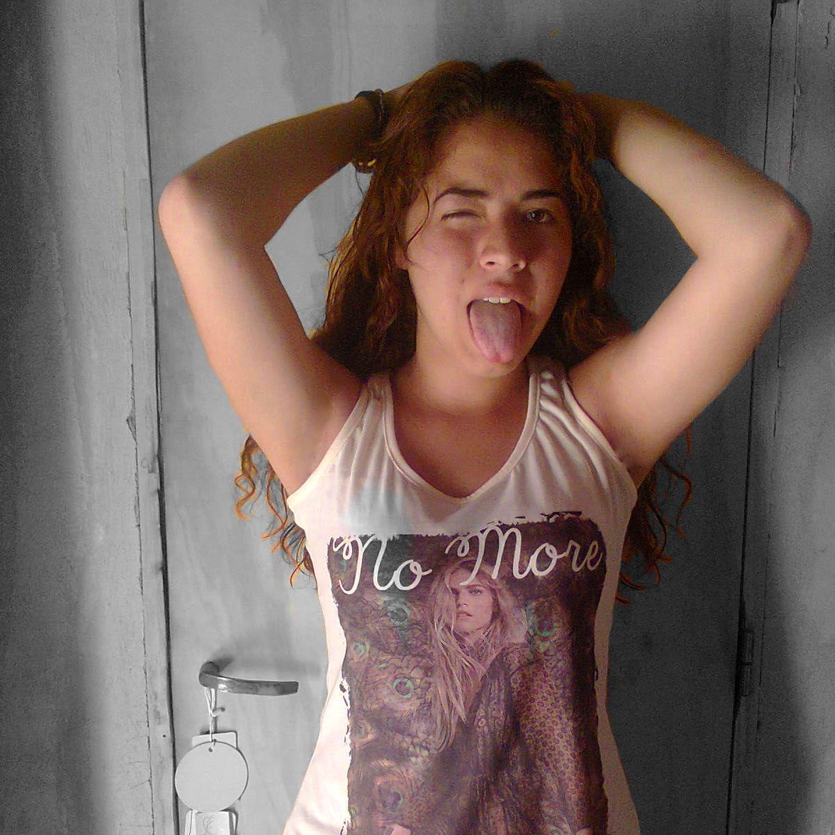 Suena Don Osvaldo, lo llevo tatuado atrás del corazón, me cuida la espalda del que quiera gobernarme la razón. ♥♪♫