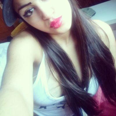 De extremos o me importas mucho o me importas una mierda. Me gusta vivir la vida haciendo locuras y fumar hierba en mis ratos libres ,es decir siempre.