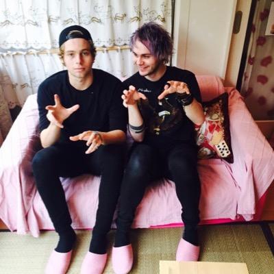 follow @DailyDMsAcc for daily DMs and solo group DMs with the boys! 1D & 5sos