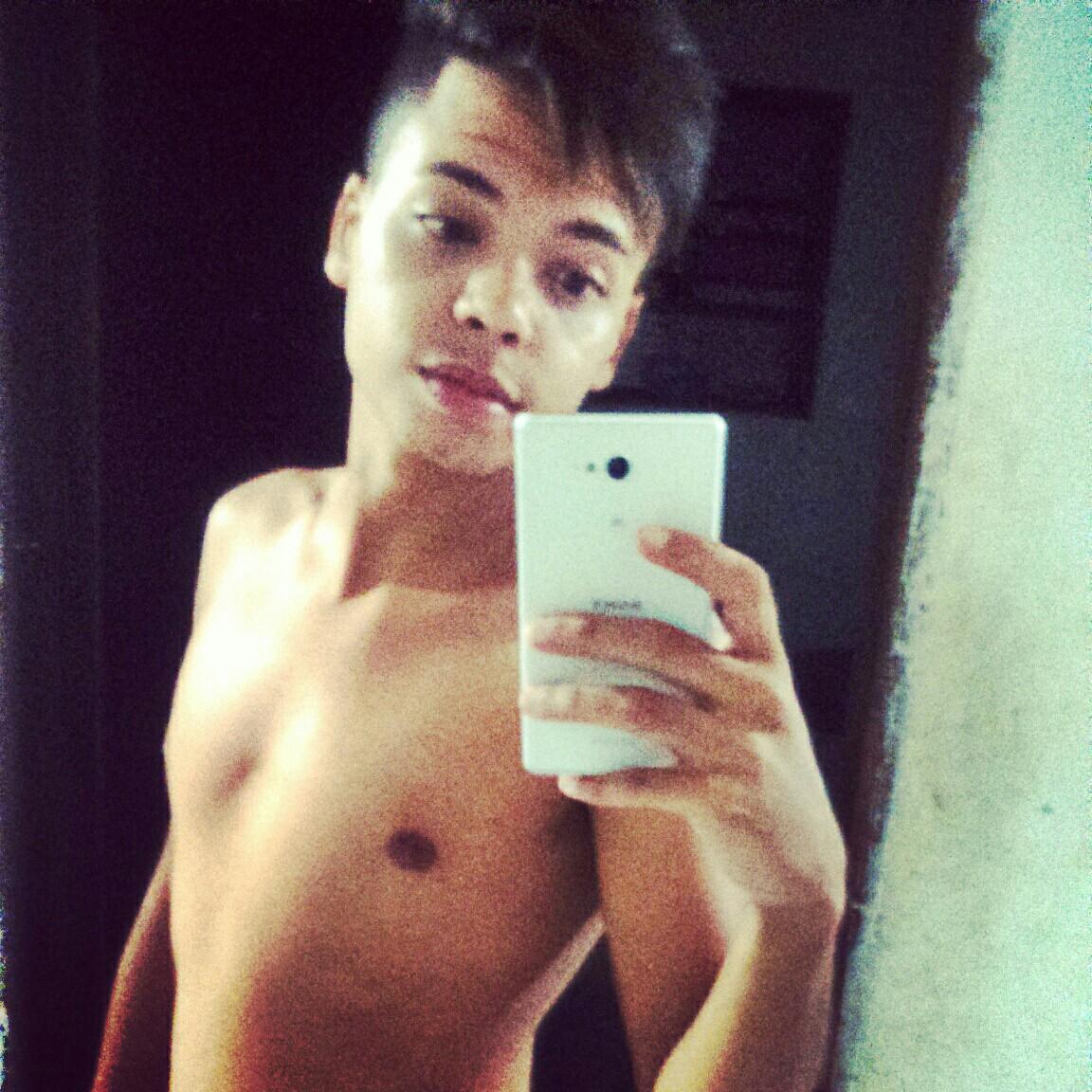 -sou filho unico /  19anos / música pop / amigos / sair / chocolate / .....!