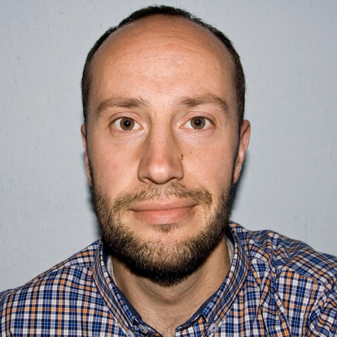 Valencia (Spain) He sido fotógrafo, cámara de Tv y periodista (journalist). Actualmente fabrico mermeladas. Detrás de una imagen siempre hay una historia 📸