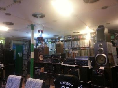 (Gangeung Audio Electric Gramophone music in Korea)
We have many speakers . .