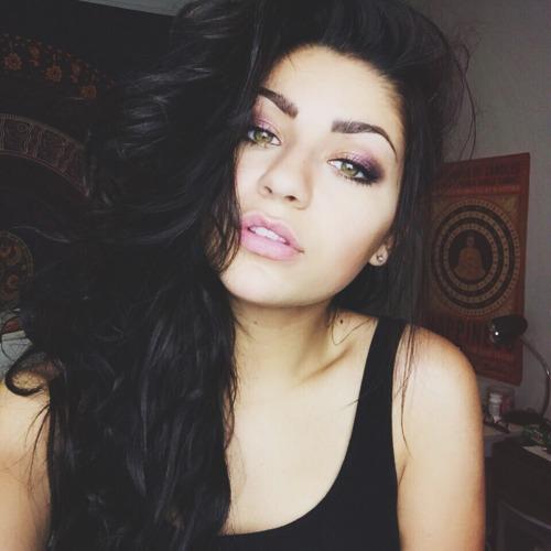 Andrea Rose Russett, the youtube bae... ♥ So Ariana follows me, yeah kinda cool. Have a thing for youtubers! Sierra is fab!!♥