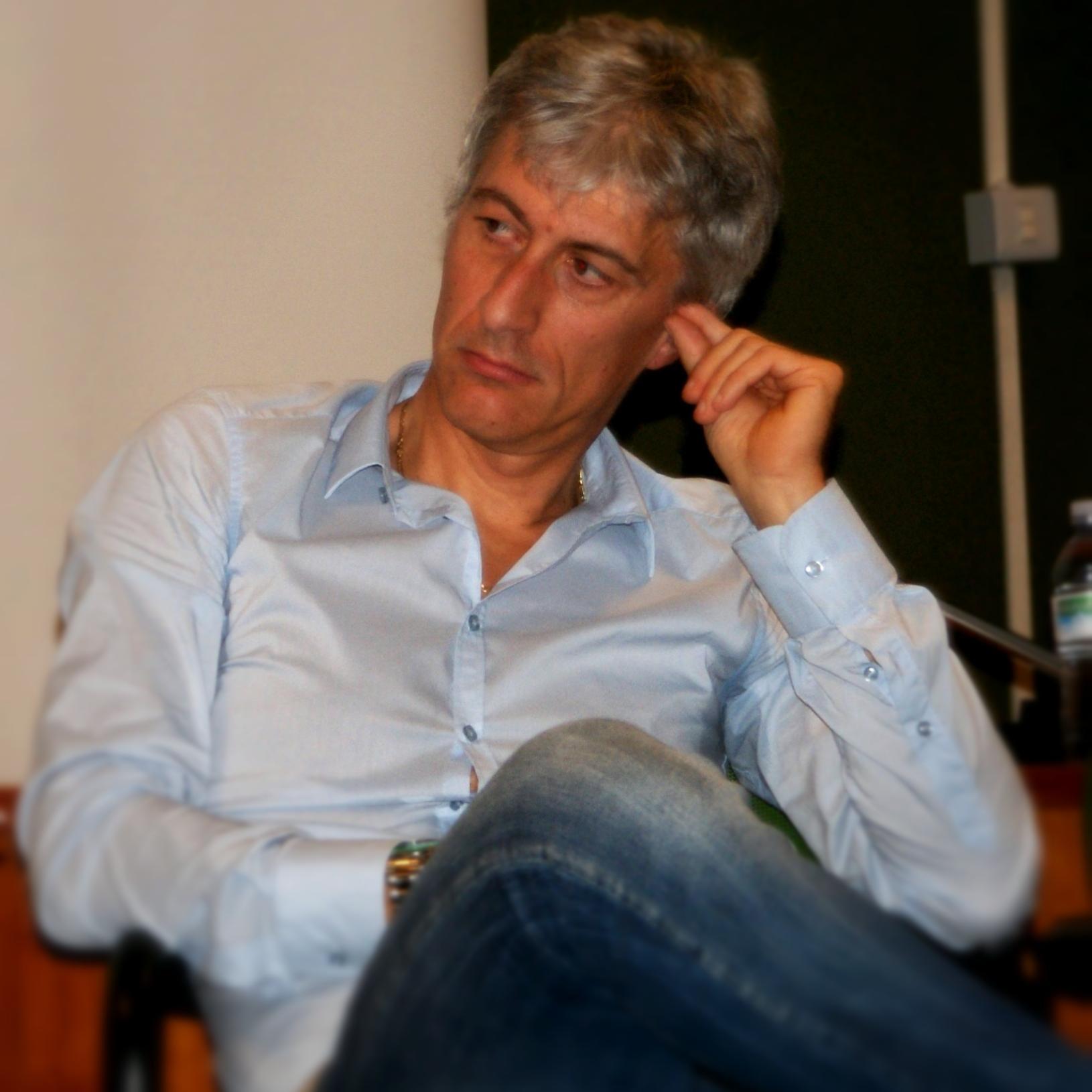 Pittori e poeti sono artisti uguali, concentrano nel breve l’esistenza di vite e le fissano lì, per sempre