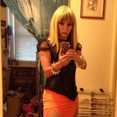 Relationship: Single Age: 28 Bio: im a cosplayer i do martial arts, im looking for someone serious, etc.....