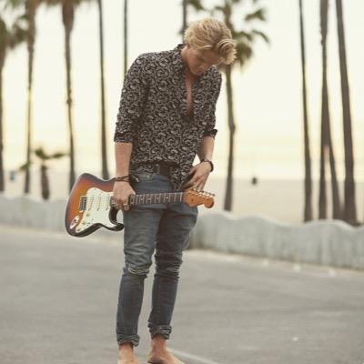 |simpsonizer since day 1 |Seen him in concert 08~07~2013.| |Cody & Alli followed- 11~11~2013| ☯