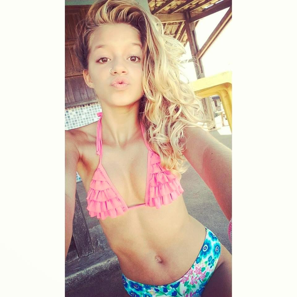A menina é delicada, sonha, sorri, tem o coração partido, torna-se mulher e seu mundo é cheio de cores, não só rosa. Aqui você encontra algumas frases que falam