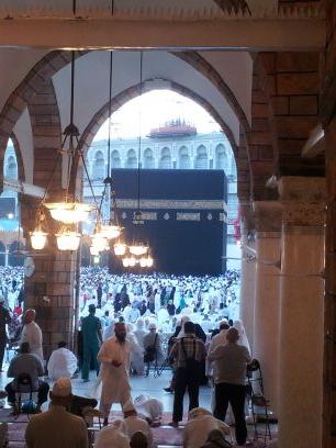 ‏فقيرٌ الى اللهِ و اسألهُ بأن يغنيني من فضله